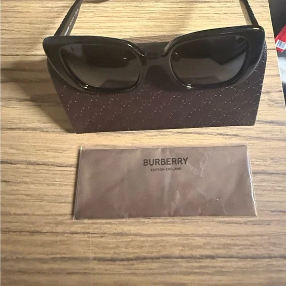 Gucci Sunglasses with Burberry case DBB5CAD4-71E6-48C3-BBC6-  main image 3